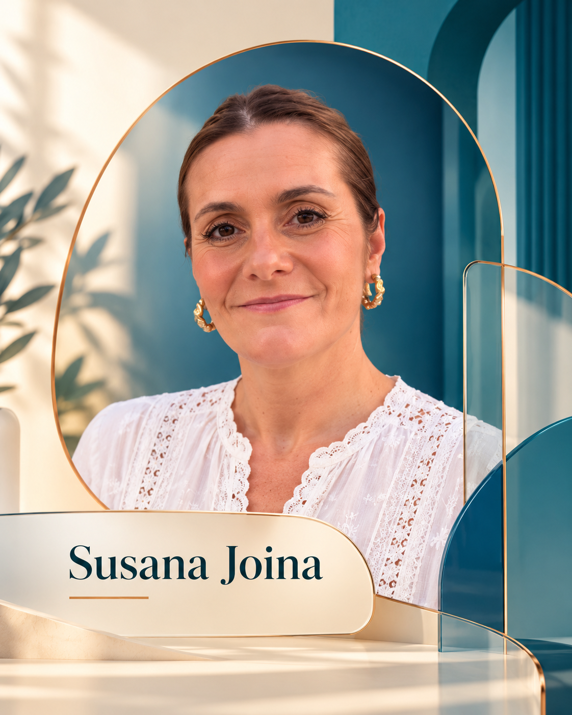 Retrato de Susana Joina num cenário marfim e azul-petróleo, com detalhes em vidro e o seu nome em destaque.